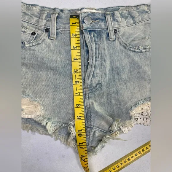 Free People blue Light Wash Distressed Denim Shorts with Lace Hem Versatile 26