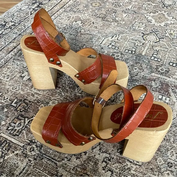 Free People Mallory Platform Clog Heeled Sandals in Croc Embossed Brown - 6.5