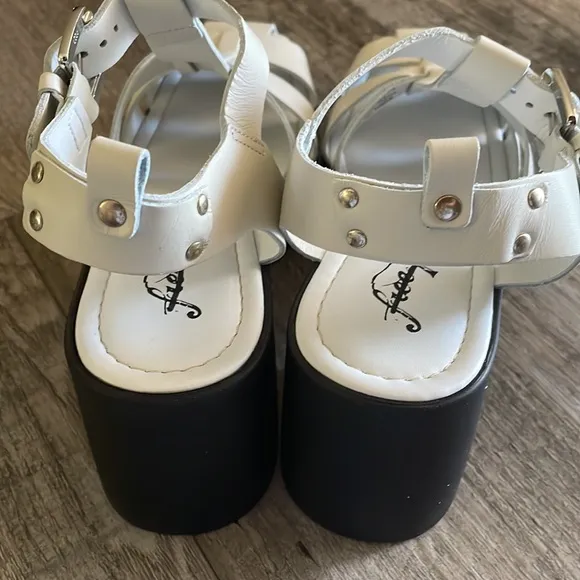 Free People NWOT off white &amp; black pacific platform fisherman sandal