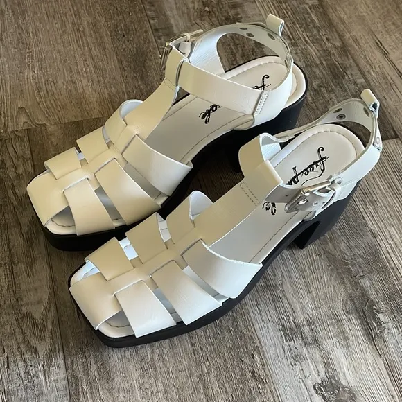 Free People NWOT off white &amp; black pacific platform fisherman sandal