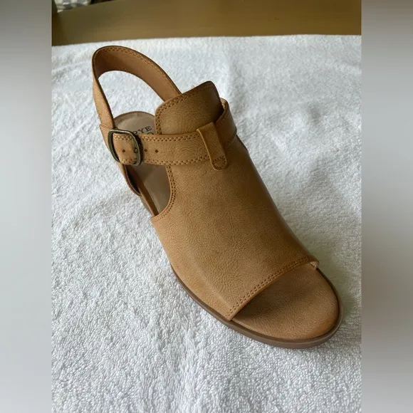 FRYE and Co. NEW  Gaia SANDALS SIZE 8 MEDIUM