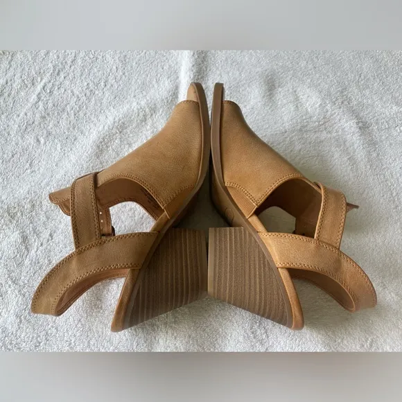 FRYE and Co. NEW  Gaia SANDALS SIZE 8 MEDIUM