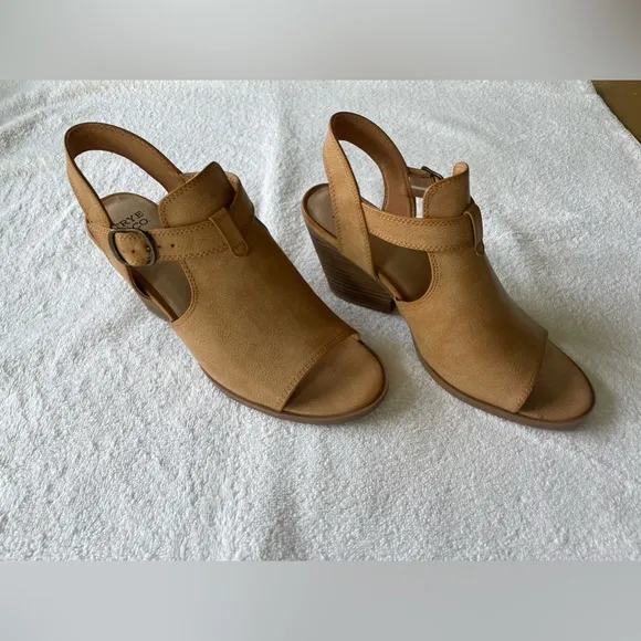 FRYE and Co. NEW  Gaia SANDALS SIZE 8 MEDIUM