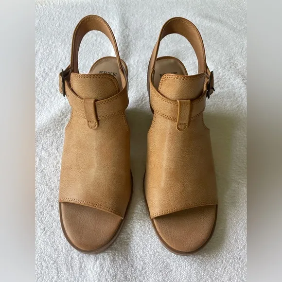 FRYE and Co. NEW  Gaia SANDALS SIZE 8 MEDIUM