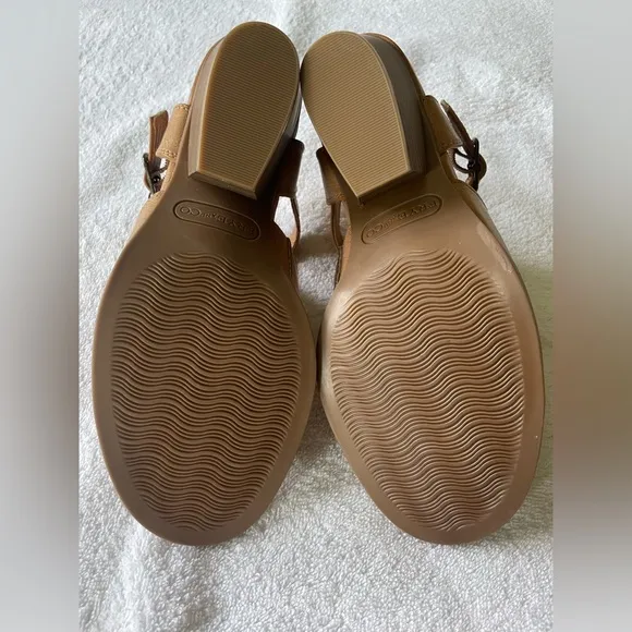 FRYE and Co. NEW  Gaia SANDALS SIZE 8 MEDIUM