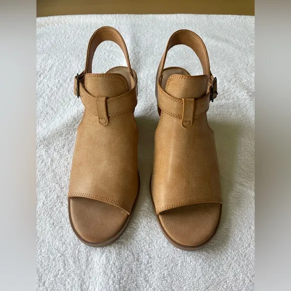 FRYE and Co. NEW  Gaia SANDALS SIZE 8 MEDIUM