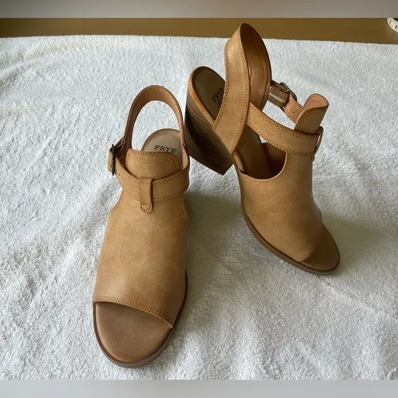 FRYE and Co. NEW  Gaia SANDALS SIZE 8 MEDIUM