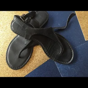 FRYE LEATHER T-STRAP CLASSY GORG BLACK Sandals RARE COMFY BOHO
