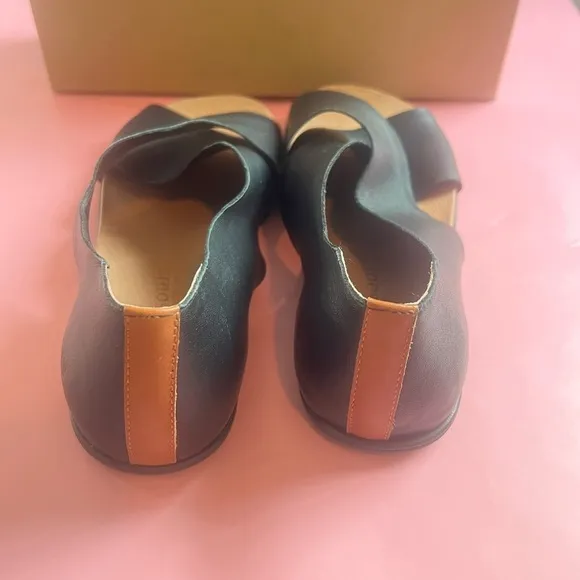 Gentle Souls by Kenneth Cole Laniey Sandals (Brand New)​