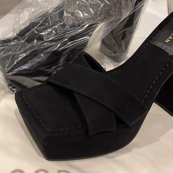 Good American NWT Black Suede Ankle Strap Heels Sandals with Dust Bag