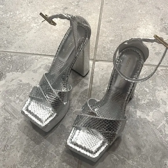 Good American Snake Embossed Platform High-Heel Sandals in Silver, 5.5 NWT $185