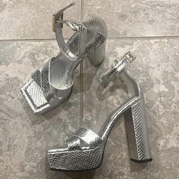 Good American Snake Embossed Platform High-Heel Sandals in Silver, 5.5 NWT $185