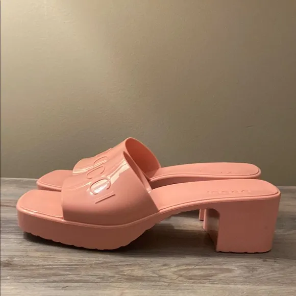 Gucci Wild Rose Sleek Modern Sandal