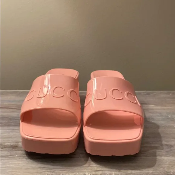 Gucci Wild Rose Sleek Modern Sandal