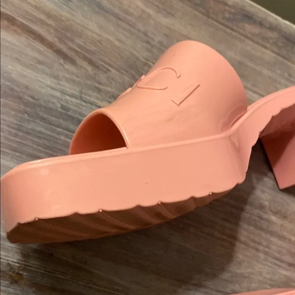 Gucci Wild Rose Sleek Modern Sandal