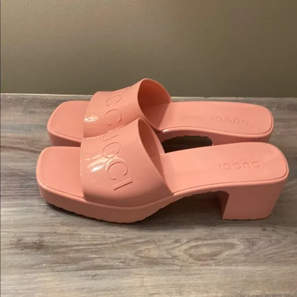 Gucci Wild Rose Sleek Modern Sandal