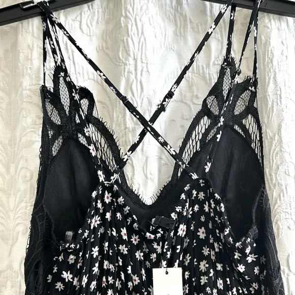 *HOST PICK* NWT Trixxi Black Floral Lace Dress