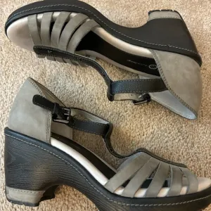 Jambu Dutch Design Gray Suede Wedge Sandals
