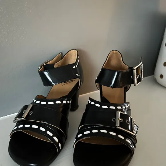 John Fluevoug Operetta Renee Black Heeled 6 Patent Leather Buckle Sandals
