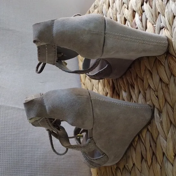 Juicy Couture suede taupe platform sandals 6