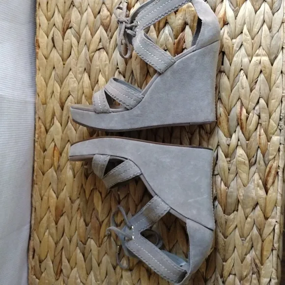 Juicy Couture suede taupe platform sandals 6