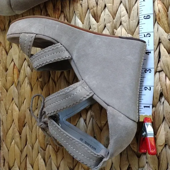 Juicy Couture suede taupe platform sandals 6