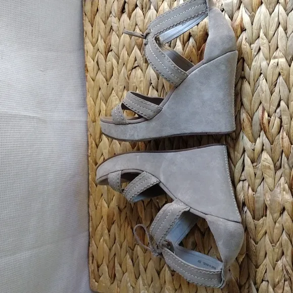 Juicy Couture suede taupe platform sandals 6