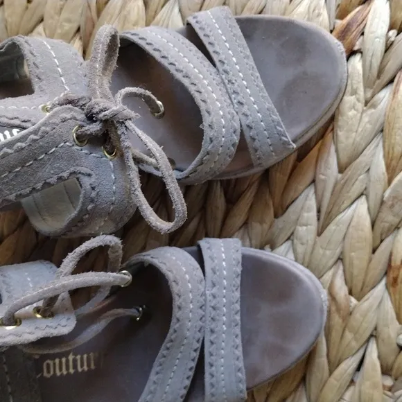 Juicy Couture suede taupe platform sandals 6
