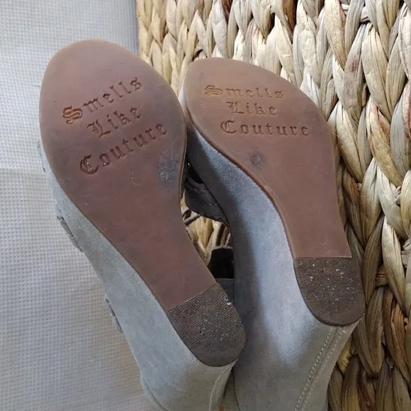 Juicy Couture suede taupe platform sandals 6
