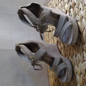 Juicy Couture suede taupe platform sandals 6