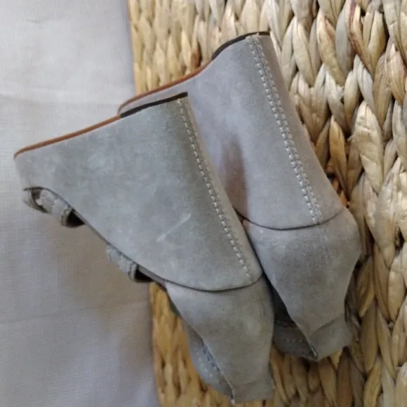 Juicy Couture suede taupe platform sandals 6