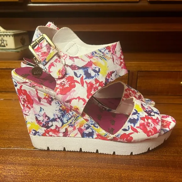 Juicy Couture Trish Floral Multicolor Wedge Sandals Size 8.5