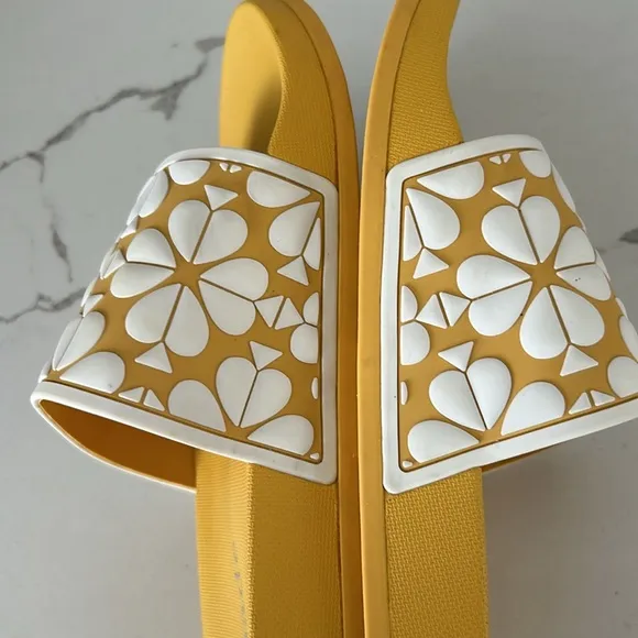 Kate Spade Olympia Pool Slide Sandals Slip On Yellow and White Flowers size 9