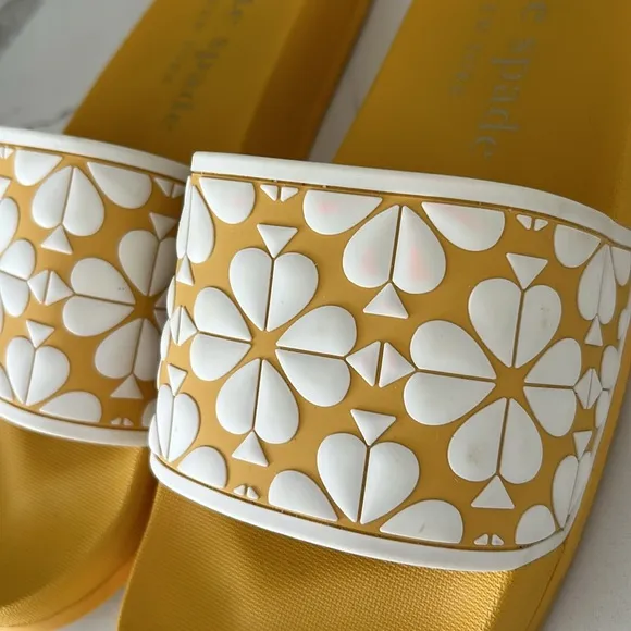 Kate Spade Olympia Pool Slide Sandals Slip On Yellow and White Flowers size 9