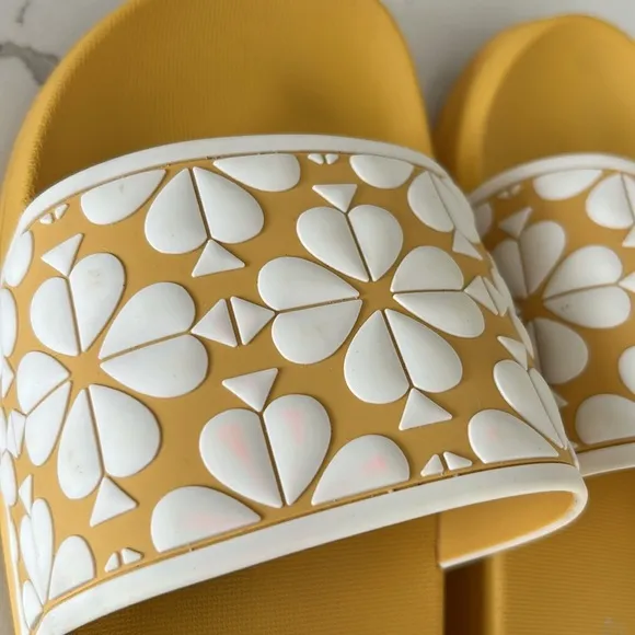 Kate Spade Olympia Pool Slide Sandals Slip On Yellow and White Flowers size 9