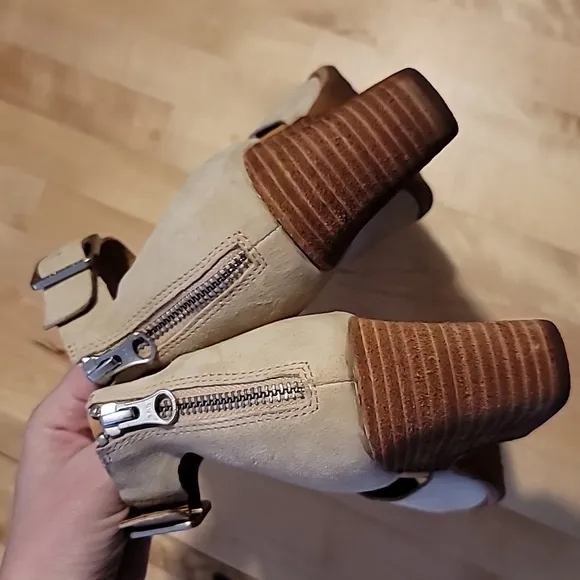Kork-Ease Gazania Sand Suede Wedge Heel Sandals Size 9 New Without Box