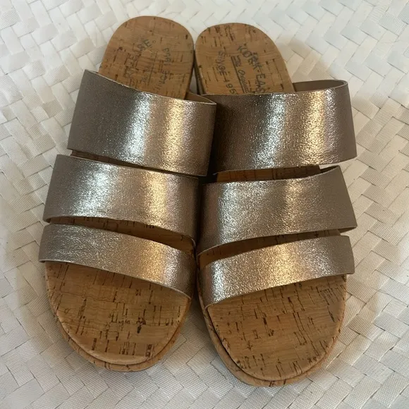 Kork-Ease Women’s Menzie Sandals, Gold Straps, size 8 NWOB
