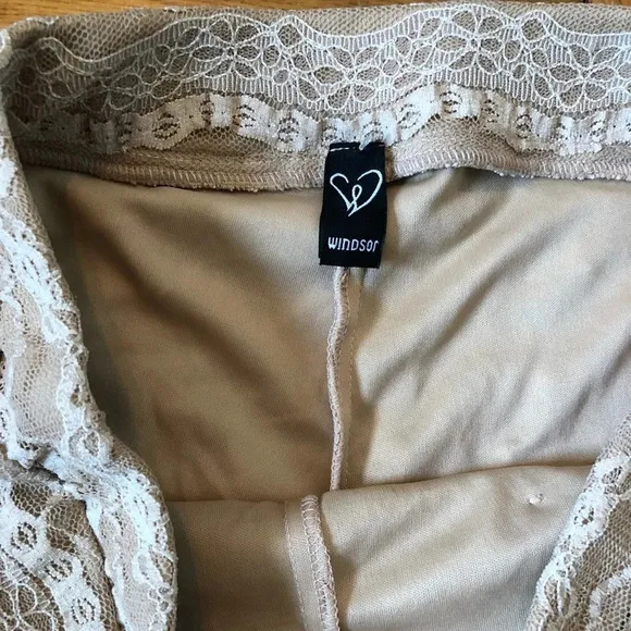 Lace stretch shorts size L