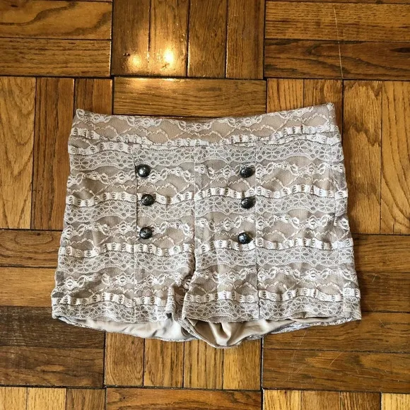 Lace stretch shorts size L