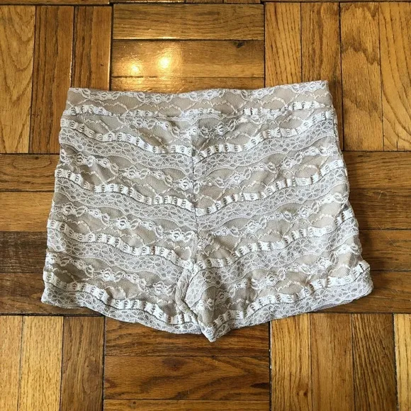 Lace stretch shorts size L