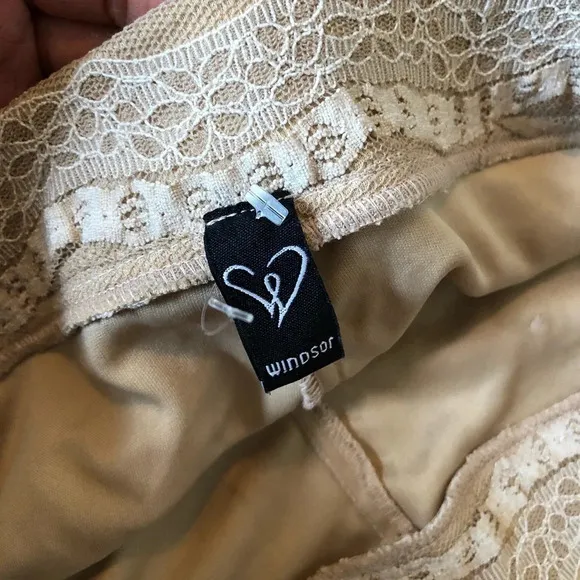Lace stretch shorts size L