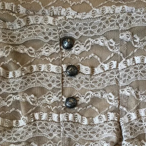 Lace stretch shorts size L