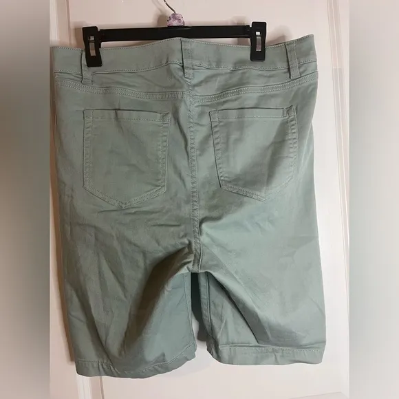 Lane Bryant Sage Green Casual High Rise Flex WaistBand Capri Shorts Pockets 16