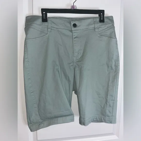 Lane Bryant Sage Green Casual High Rise Flex WaistBand Capri Shorts Pockets 16