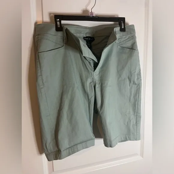 Lane Bryant Sage Green Casual High Rise Flex WaistBand Capri Shorts Pockets 16