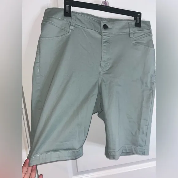 Lane Bryant Sage Green Casual High Rise Flex WaistBand Capri Shorts Pockets 16