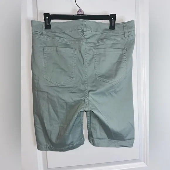 Lane Bryant Sage Green Casual High Rise Flex WaistBand Capri Shorts Pockets 16