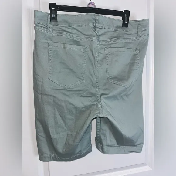 Lane Bryant Sage Green Casual High Rise Flex WaistBand Capri Shorts Pockets 16