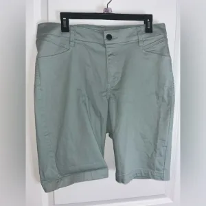 Lane Bryant Sage Green Casual High Rise Flex WaistBand Capri Shorts Pockets 16