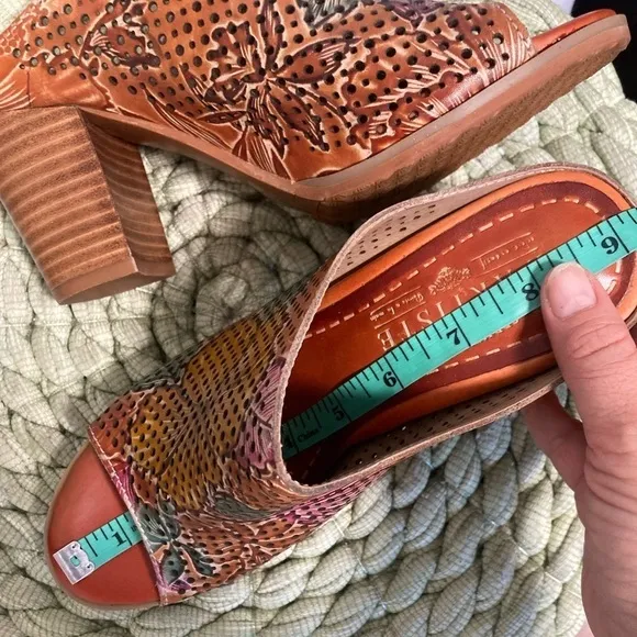 L’Artiste Spring Step Stylin Tan Floral Perforated Peep Toe Slip On Heel Mules